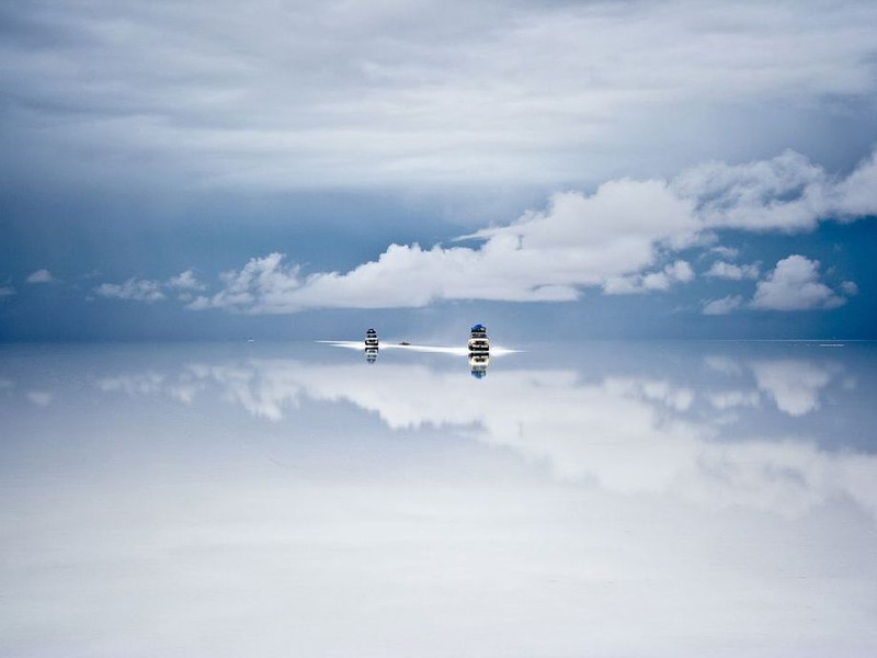 17 Солончак в Боливии превратился в почти идеальное зеркало из-за тонкого слоя воды. Автор - Guy Nesher.