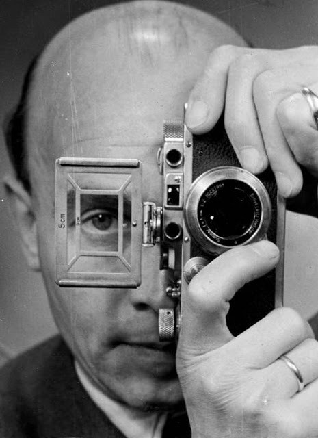 43 Умбо, (Отто Умбер), автопортрет с Leica, 1952 год.
