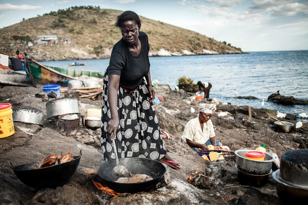 9 Женщины готовят еду для рыбаков, которые возвращаются на остров к полудню.