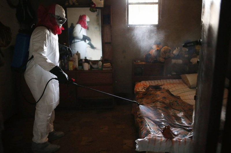 2 Джон Мур (JOHN MOORE) стал также победителем конкурса в категории «События». На этой фотографии показаны специальные службы, дезинфицирующие дом, в котором умер человек, зараженный вирусом Эбола.