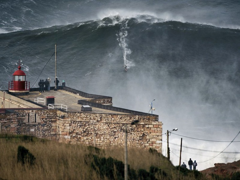 18 "Большая волна". Вблизи города Назаре (на западе Португалии) серфер укрощает самую высокую в тот день волну. Португалия. Автор - Тоу Мане.