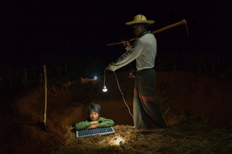 13 Первое место в категории «Портрет». Работники роют отхожее место в селе Па Хо Дэн в Бирме. Автор - RUBEN SALGADO ESCUDERO.