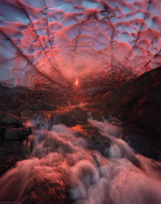 31 Гигантская ледовая пещера под Мутновским вулканом, Камчатка, Россия. Автор - Даниил Коржонов.