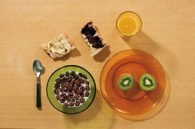 2 Киви, багет с маслом и ежевичным вареньем, сухой завтрак с молоком и свежевыжатый апельсиновый сок.