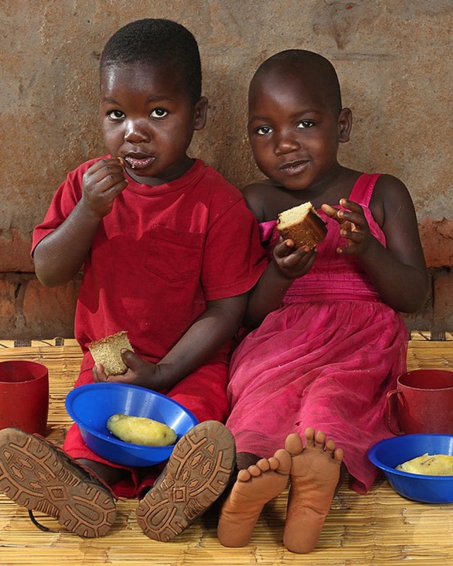 7 Филипп, 4 года, и Шелин, 4 года, Камтенго, Читедзе, Малави.
