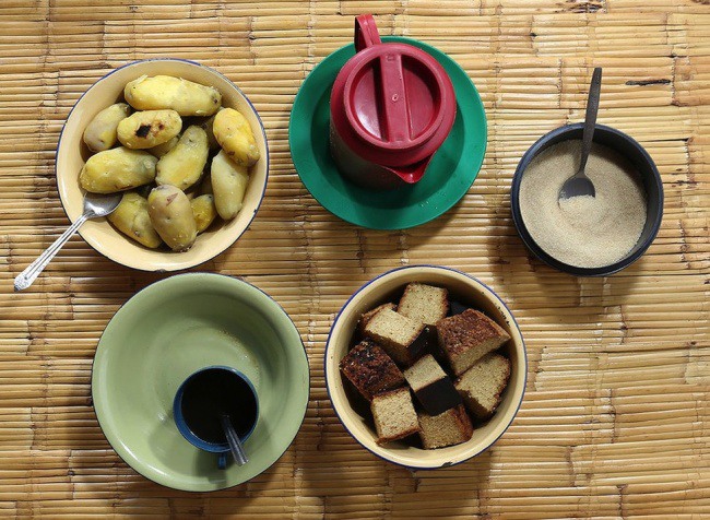 8 Сладкий кукурузный хлеб (шикондамойо), отварной картофель и черный чай с сахаром.