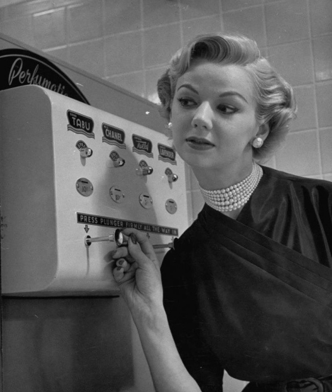 8 Автомат для опрыскивания духами, 1952. Источник: metrouk2