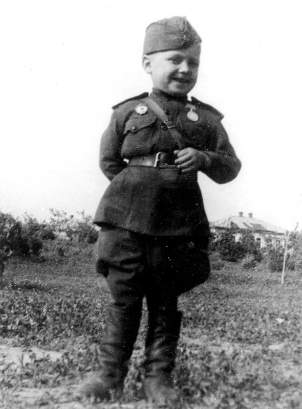 9 Гвардии рядовой 6-летний Сереженька Алешков, сын полка, 1942. Источник: imgur