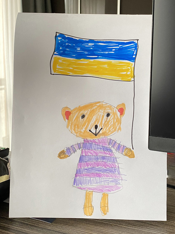 Моя шестилітня донечка щойно намалювала. Американський ведмедик Тедді з нашим прапором. Автор: Сергій Вовк