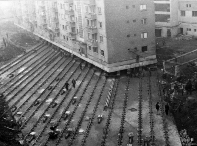 11 Перемещение многоквартирного жилого дома весом 7600 тонн, чтобы проложить бульвар в румынском городе Алба-Юлия, 1987. Источник: ribalych