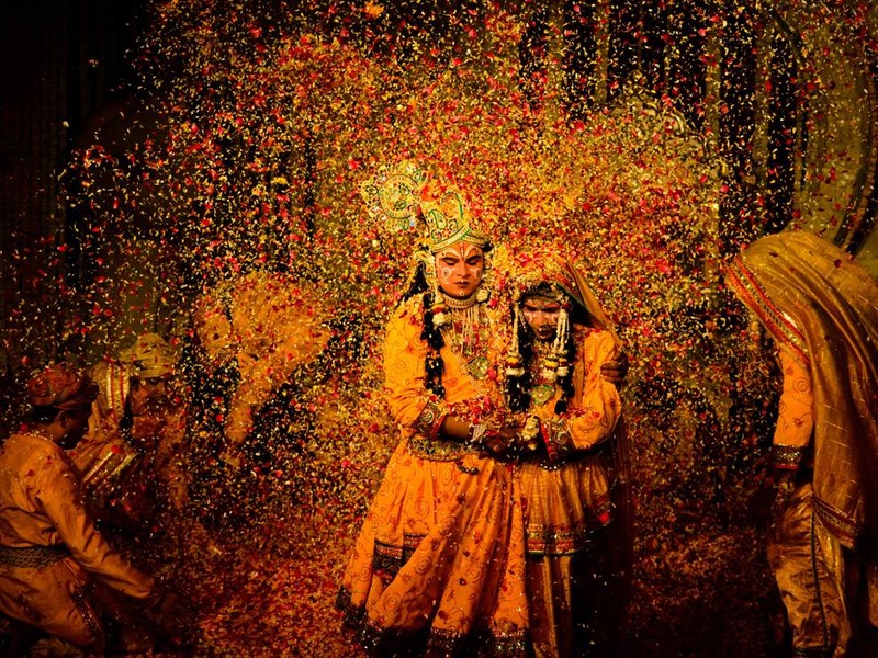 2 Танцоры на фестивале Холи в Вриндаване. Индия. Автор - Priyanka Telang.