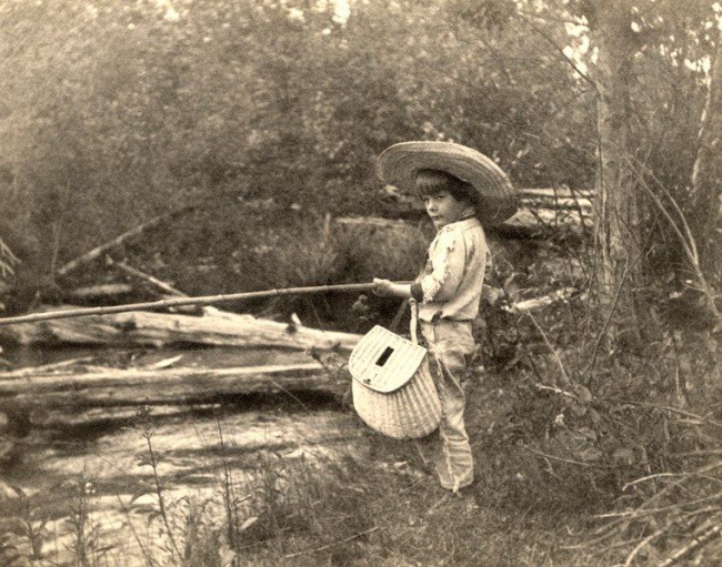 14 Эрнест Хемингуэй на рыбалке, 1904. Источник: theredlist