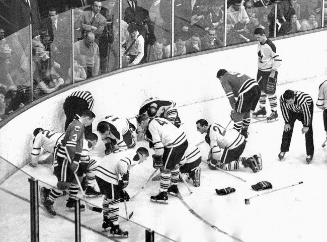 16 Игроки Toronto Maple Leafs и Chicago Black Hawks ищут потерянную дорогую контактную линзу Джека Эванса. Через месяц Leafs выиграют Кубок Стэнли, 1962.  Источник: googleusercontent