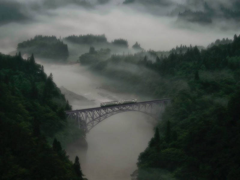 8 Поезд проходит мимо префектуры Фукусима, на мосту Тадами. Автор - Teruo Araya.