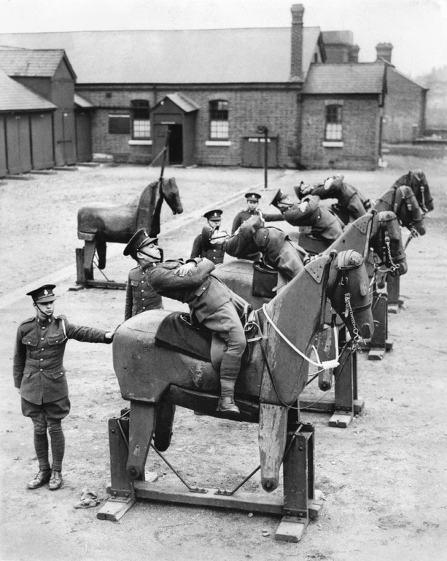 19 Новобранцы 7-го Королевского гусарского полка учатся балансировать на деревянных лошадях, 1935.  Источник: canalblog