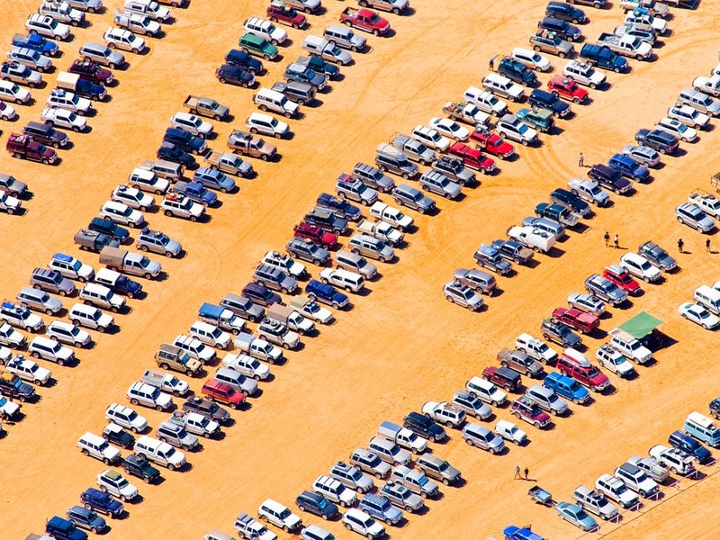 13 Автомобили в ожидании своих хозяев, приехавших посмотреть ежегодные скачки в маленьком городке Бердсвилль, Австралия. Автор - Rowan Bestmann.