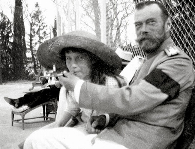 23 Княжна Анастасия балуется сигаретой из рук отца императора Николая II, 1916. Источник: blogspot