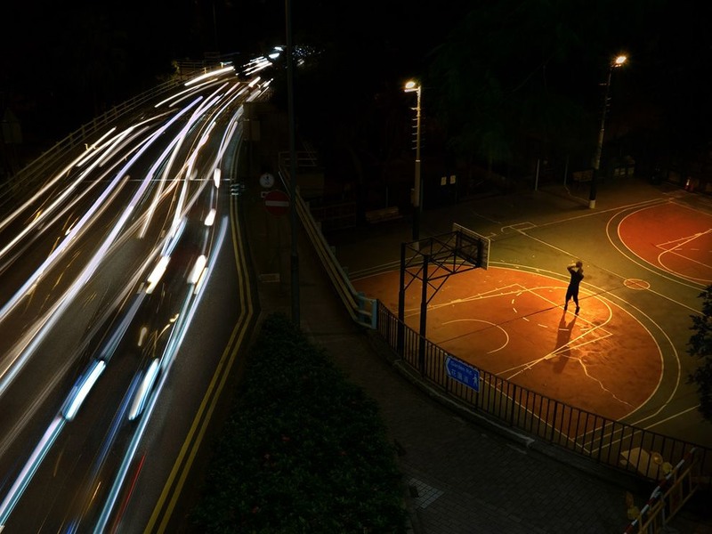 14 Одинокий баскетболист на фоне активного автомобильного трафика. Автор - Brian Yen.