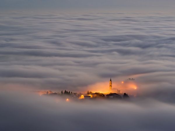 В маленьком городке, где я живу (Азиаго плато, Италия), покрыто туманом в этом снимке, сделанном с вершины горы. Фото: Vittorio Poli