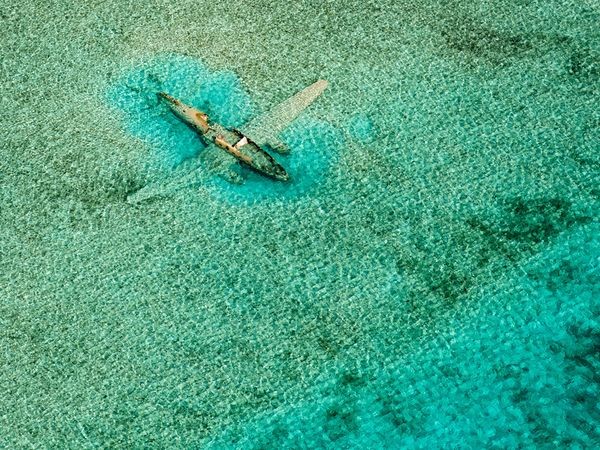 Летая вокруг вокруг Багамских островов на самолете Cessna C172, я сделал этот снимок Curtiss C-46, который бросили 15 ноября 1980 года. Он разбился при выполнении миссии по контрабанде наркотиков колумбийского наркокартеля Медельин и лежит в мелкой воде на восток Кей аэропорта Норман, Багамские острова. Мои предполетные интернет исследования окупились! Фото: Bjorn Moerman