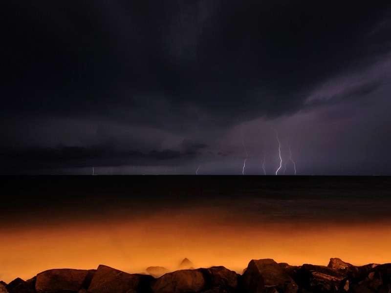 20 Сверкающая молния после прошедшей грозы над Бенгальским заливом в Пудучерри. Индия. Автор - Sandip Dey.