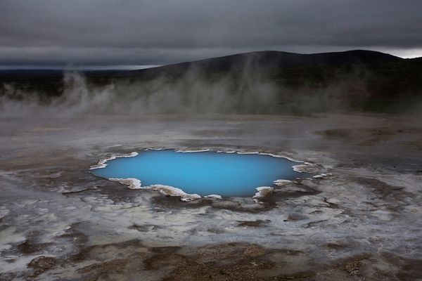 Один из важных моментов внутренней Исландии: горячая вода пруда, взимается с кремнеземом, светящиеся в середине из ниоткуда. Фото: David Remacle