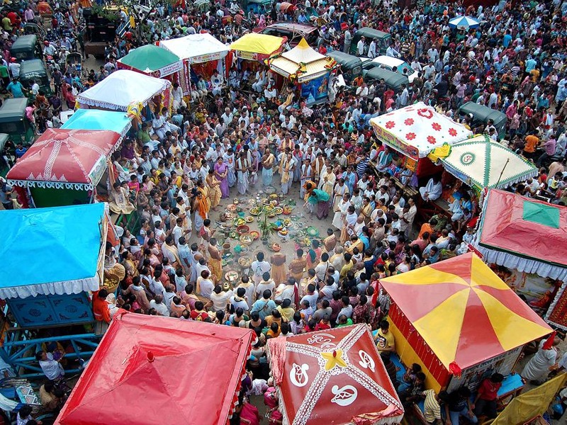 21 Начало молитвы во время процессии Рат Ятра. Этот красочный праздник еще называют Фестивалем Колесниц и отмечают в честь летнего путешествия бога Джаганнатха. Бангладеш. Автор - Md Rafayat Haque Khan.