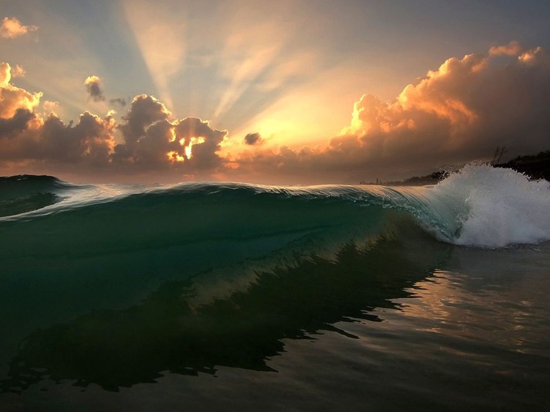22 Волны на рассвете у побережья северо-восточной части Оаху - острова Гавайского архипелага. Автор - Freddy Booth.