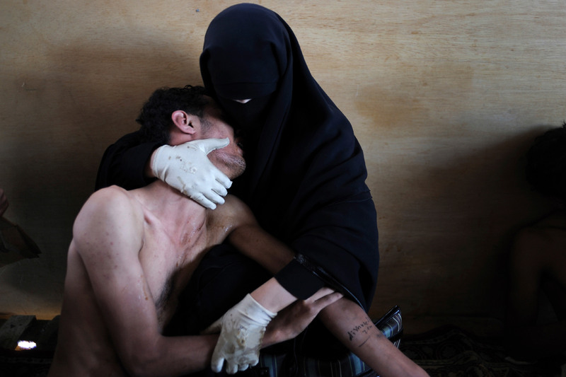 1. Фото года по версии World Press Photo: женщина держит раненого родственника во время протестов против президент Салеха в Сане, Йемен, 15 октября 2011 года. (Samuel Aranda/The New York Times)