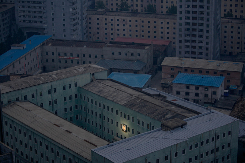 5. Первое место в категории «Истории повседневной жизни. Одно фото»: фото основателя Северной Кореи Ким Ир Сена висит на стене здания в столице Пхеньяне. (Damir Sagolj/Reuters)