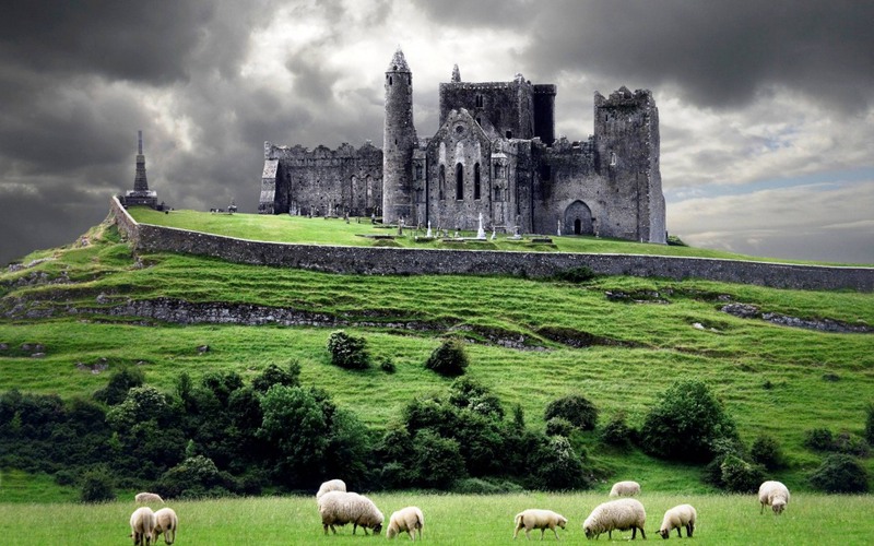 1  Древняя резиденция королей Ирландии - скала Кашел. Источник: listofimages