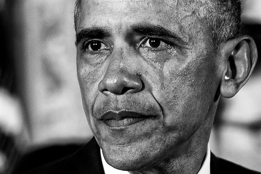 1 Январь. Speaking at the White House, President Obama condemned gun violence with tears in his eyes. Doug Mills