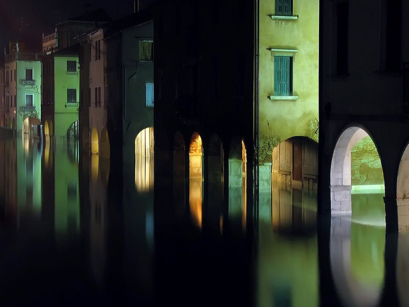 2.  "Аква альта", что означает "высокая вода" во время прилива, осенью, в Кьоджу (небольшом городке в Венецианской лагуне). Автор - Mattia Oselladore.