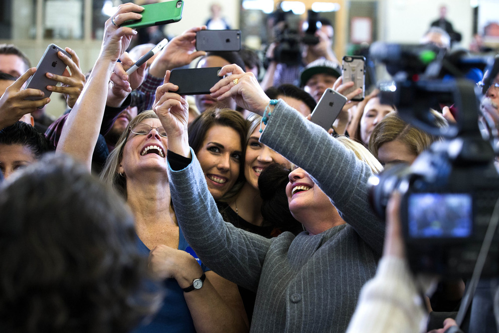 6 Январь. Hillary Clinton taking a photo with supporters during a campaign event the day before the Iowa presidential caucuses. Doug Mills