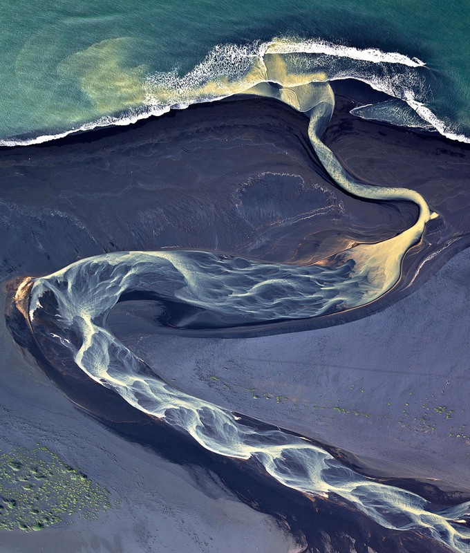 35 Вулканическая река. Автор - Andre Ermolaev.