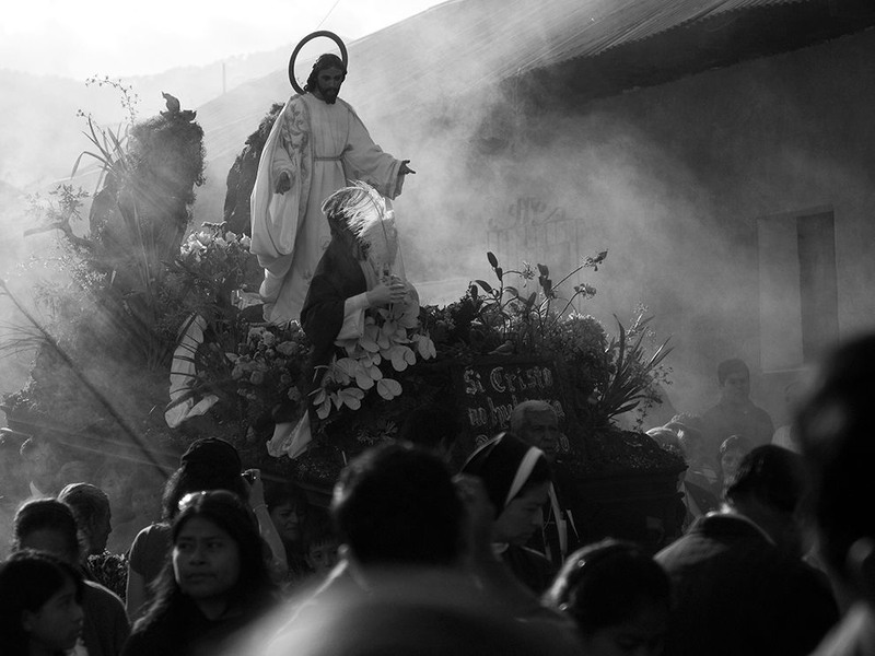 9.  Религиозная процессия в Антигуа-Гватемале во время страстной недели. Автор - Chantal Levesque.