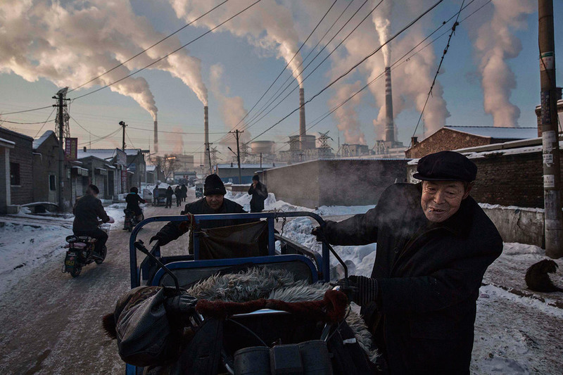 5 I место в категории «Повседневная жизнь». Автор - Kevin Frayer / Grtty Images. Китайские мужчины возле угольной электростанции в Шаньси.
