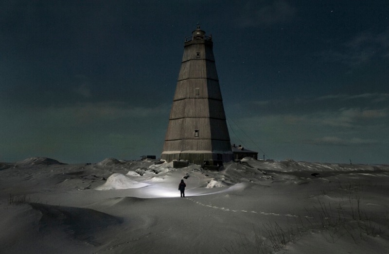 2 Вячеслав Короткий инспектирует заброшенный маяк на месте поселка Ходовариха. Когда-то этот маяк помогал морякам, идущим по Северному морскому пути.
