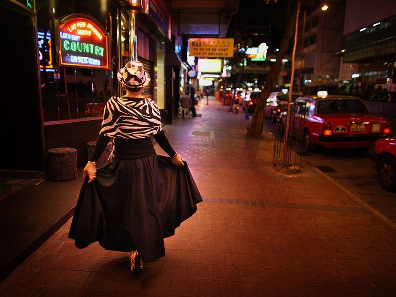 11. Дама прогуливается, размахивая юбкой, по вечерним улицам в Ваньчае (Гонконг). Автор - Brian Yen.