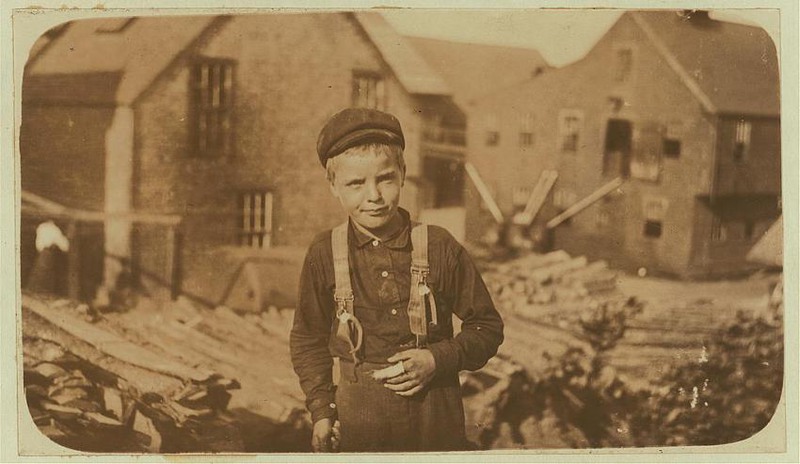 3 8-летний Ричард на лесопильном заводе в Истпорте, штат Мэн. Это 1911 год.