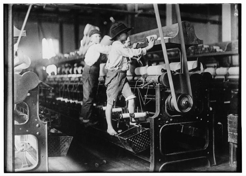4 Январь 1911 года. Работа за прядильным станком в Мэйконе, Джорджия.