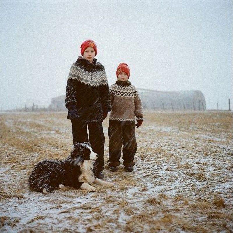 2  Алвин и Хугбьёрт Мёллер, 11 и 7 лет, и их собака Гримюр живут на ферме Итра Лон на полуострове Ланганес.