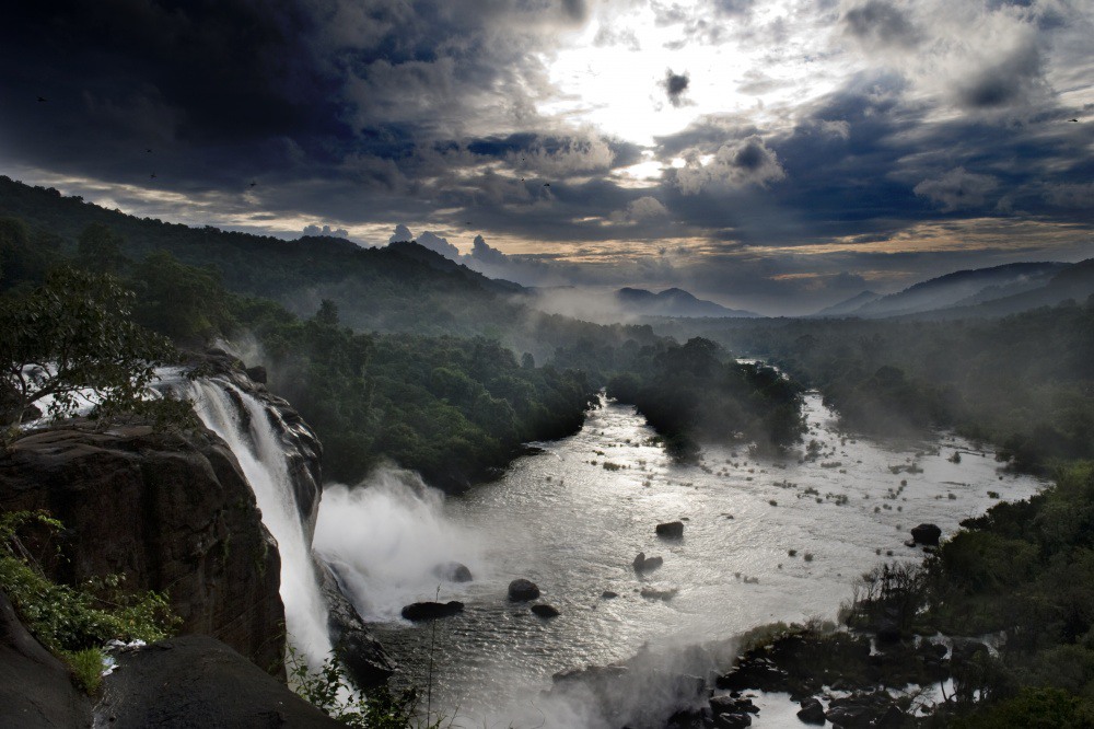 13 Водопад Атирапилли. Источник: wikimedia.org
