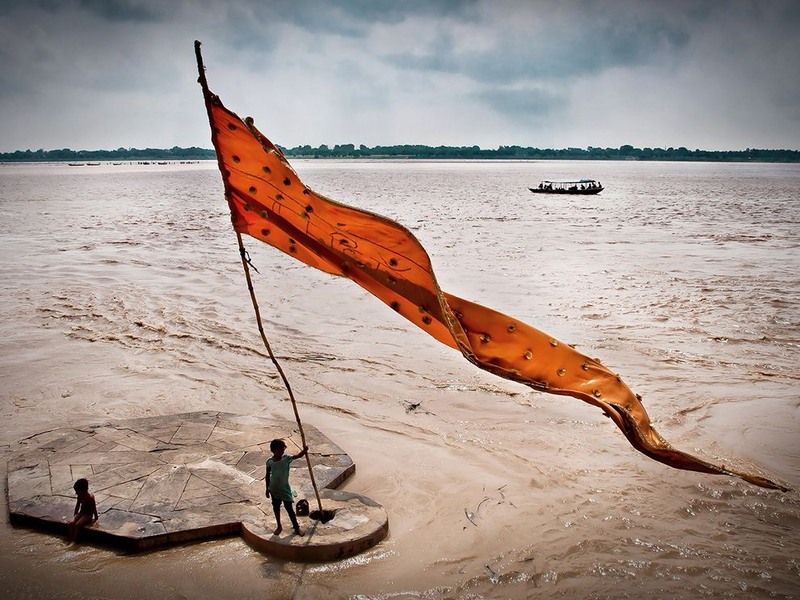 15.  Дети играют на реке Ганг в Варанаси, Индия. Автор - Joy Acharyya.