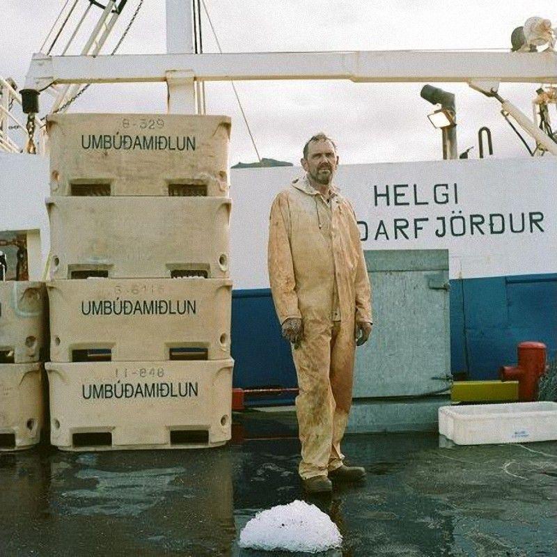 5 60-летний Стефан Олафссон — первый инженер на рыболовецком судне, приписанном к порту Грундафьердюра. Он служит на нем уже 13 лет. Сам он живет в Рейкьявике, поэтому каждый четверг выезжает из дома и возвращается только в понедельник вечером. Четыре дня и четыре ночи проводит на корабле в океане.