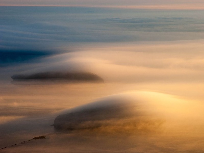 18. Острова в тумане. Снимок сделан на рассвете, с горы Кадиллас в Национальном парке Акадия в штате Мэн (США). Автор - ABM Musa.
