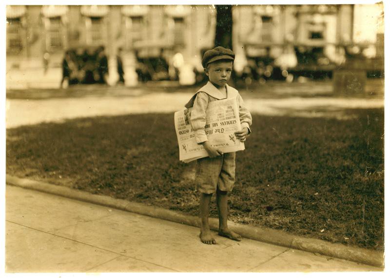 10 7-летний торговец газетами Феррис в городе Мобайл, Алабама. Октябрь 1914 года.