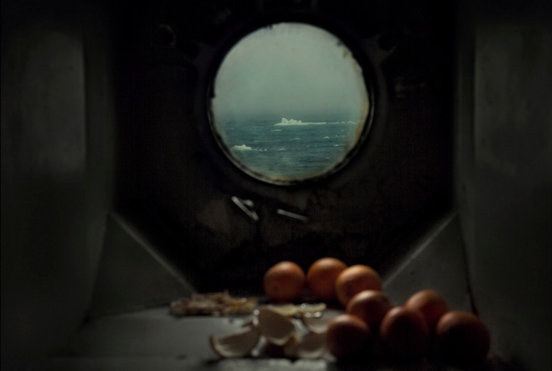 9 Вид на Баренцево море из иллюминатора ​«Михаила Сомова». Это дизель-электроход, который доставляет для Вячеслава еду и инструменты один раз в год.