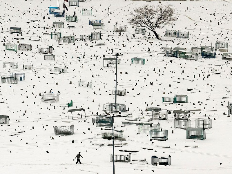 20. Человек идет по заснеженному кладбищу Карте Сакхи в Кабуле, (Афганистан). Снимок сделан 4 февраля 2013 года. Автор - Ali Hamed Haghdoust.
