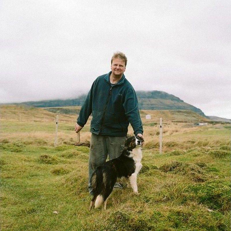 10 Лаурус Сверрисон, 47 лет, фермер, и Уа, 10 месяцев, собака-пастух породы бордер-колли.
